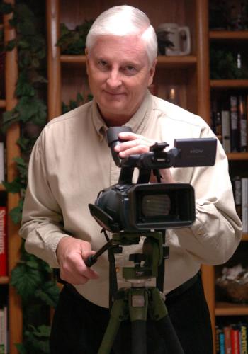 To pay his respects to those who fall in the line of duty, Glen Cranford offers free memorial videos and filming of the funeral.